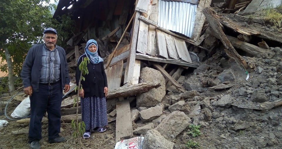 Olur’da yaşlı çiftin evleri çöktü