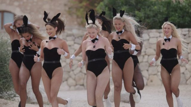 Bu defa kadın yarışmacıları Playboy tavşanı yaptılar