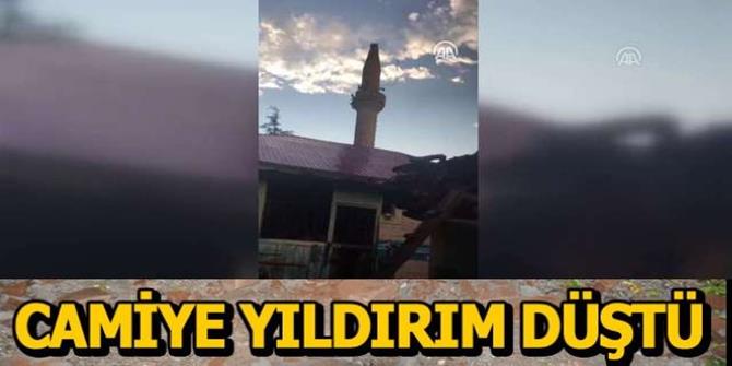 Erzurum'da yıldırım isabet eden minare hasar gördü