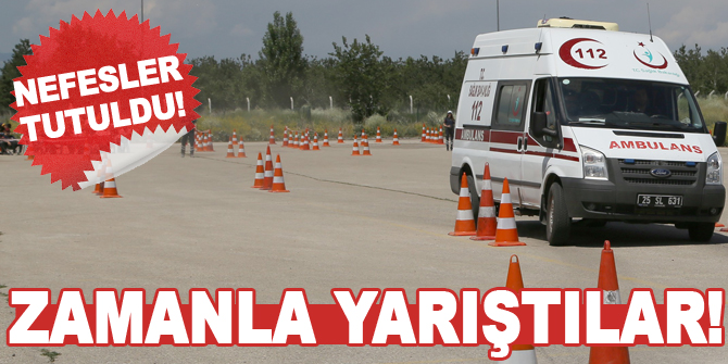 Ambulans sürücüleri zorlu parkurlarda zamanla yarıştı