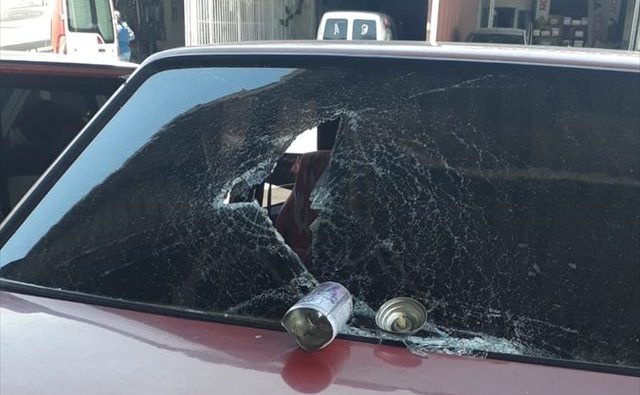 Patlayan deodorant kutusu otomobilin camını deldi
