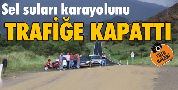 Sel, Oltu-Narman yolunu trafiğe kapattı