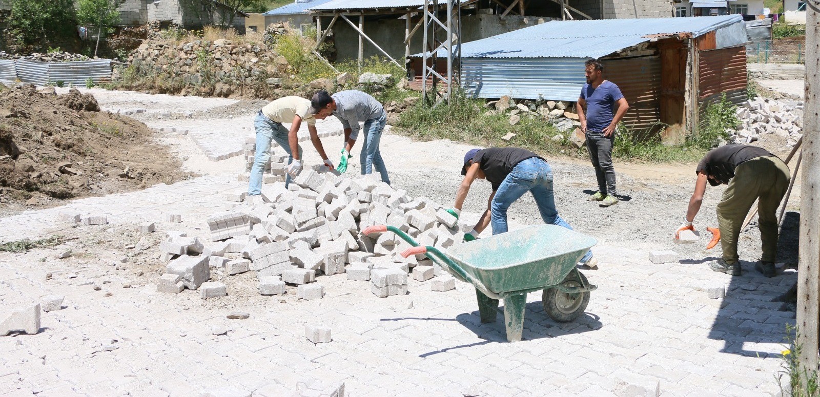 Aziziye’de kilit taşı mesaisi