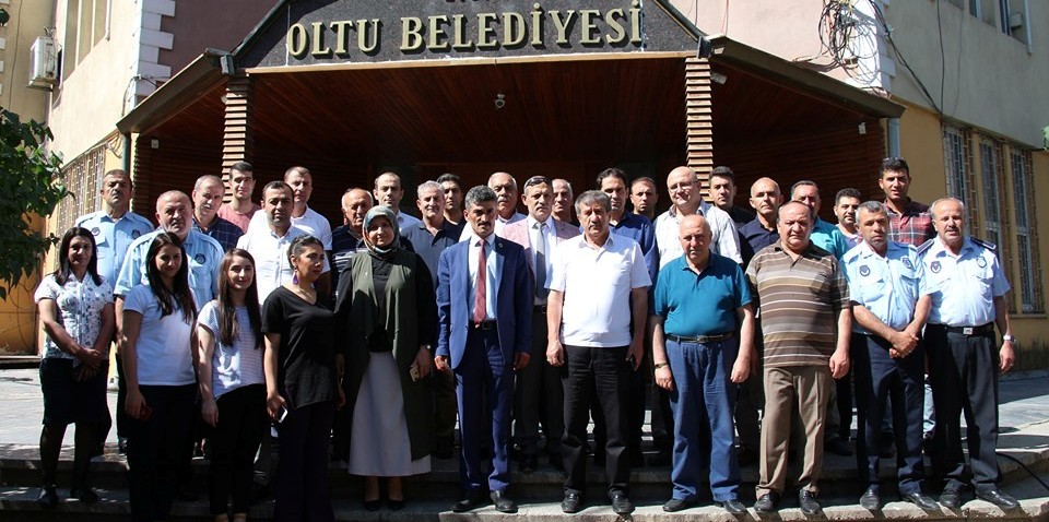 Oltu Belediyesi personeli kadına şiddeti lanetledi