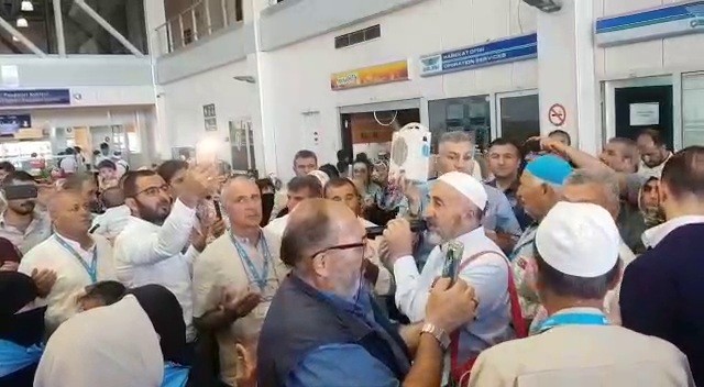 Erzurumlu Hacı adayları kutsal topraklara dualarla uğurlandı
