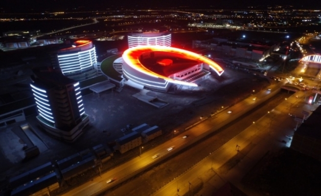 Erzurum Şehir Hastanesi'nin ışıkları 15 Temmuz şehitleri için yandı