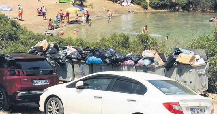 Bodrum'da Sosyete çöplerin arasından denize giriyor