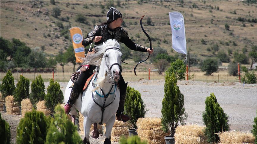 Ata yadigarı atlı okçuluğun kadın temsilcileri