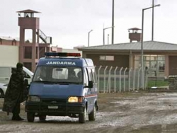 Erzurum cezaevinde firar alarmı