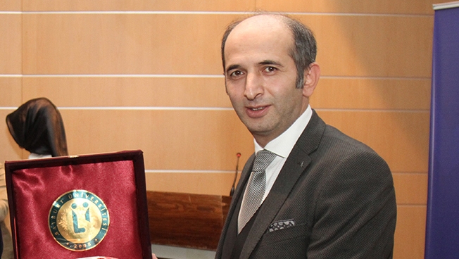 Pasinler Belediyesi Prof.Dr.Sevimli’yi onore etti
