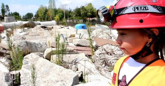 10 yaşındaki Naz gerçeği aratmayan deprem tatbikatına katıldı
