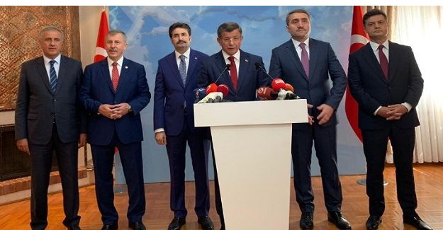 Ahmet Davutoğlu ekibiyle birlikte AK Parti'den istifa etti