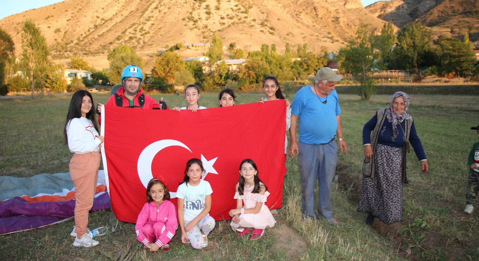 Gaziler Gününde yamaç paraşütüyle uçtu