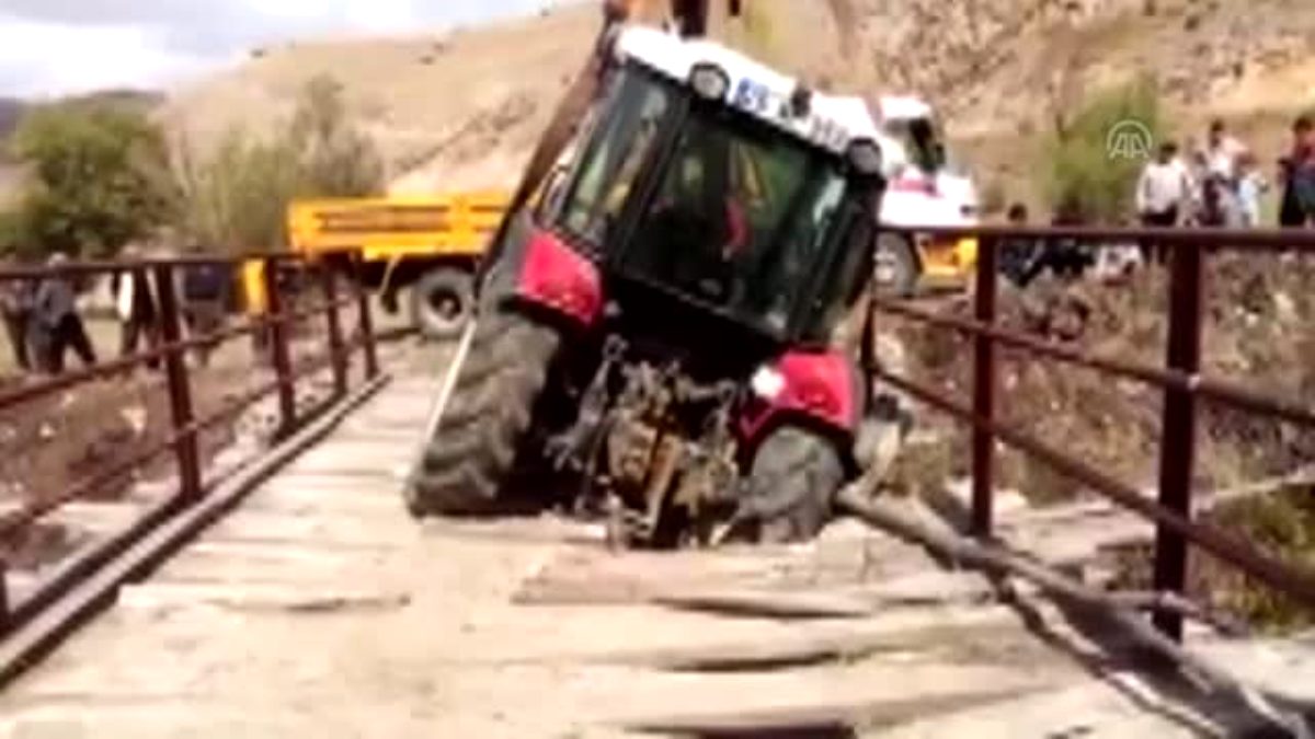 Çöken köprüde mahsur kalan traktör çekiciyle kurtarıldı
