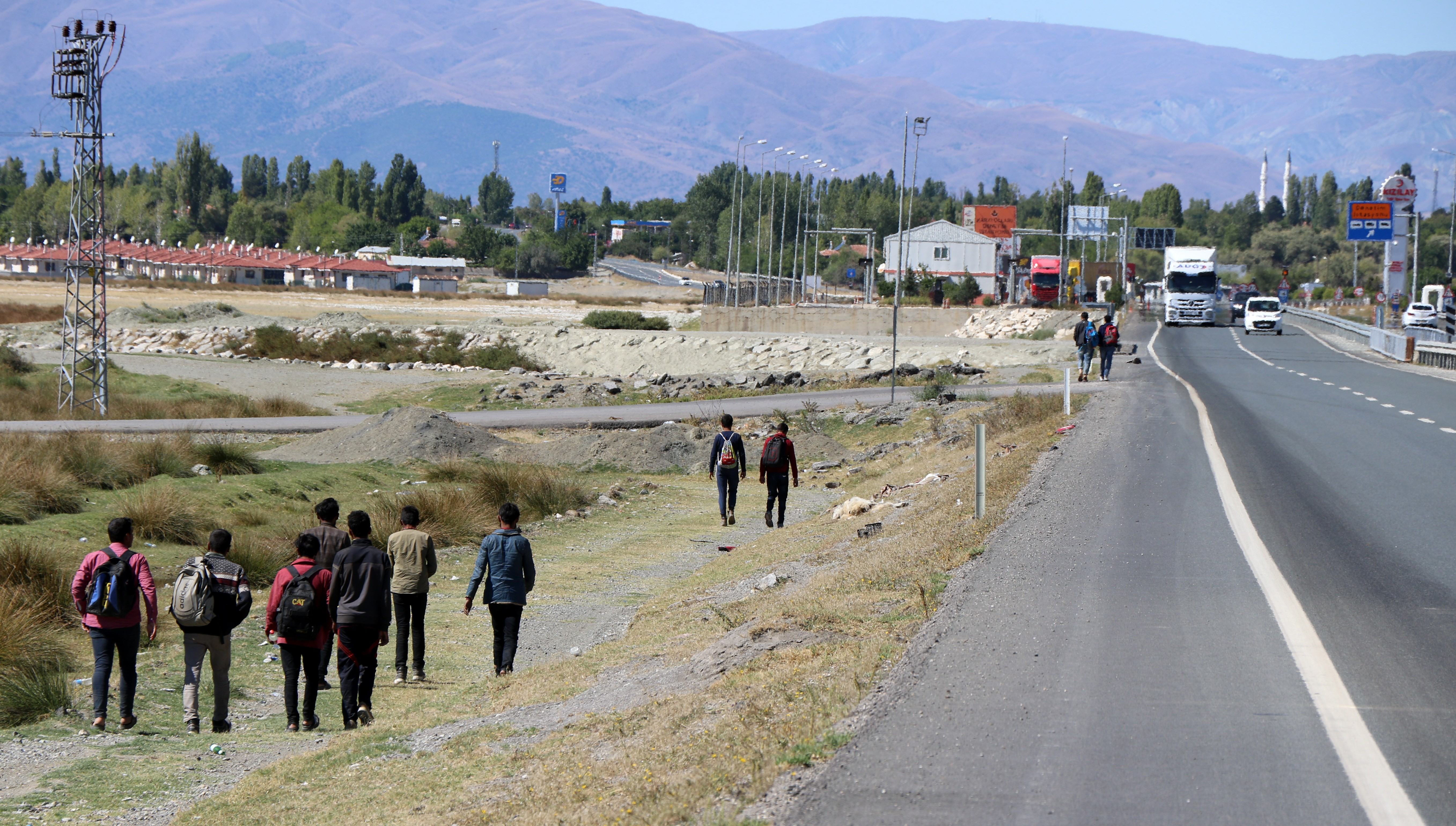 Umuda yolculuk için günlerce yol yürüyorlar