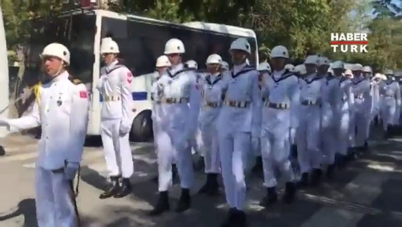 Tümamiral Soner Polat'ın cenazesindeki askerlerin tören yürüyüşüne tepki!
