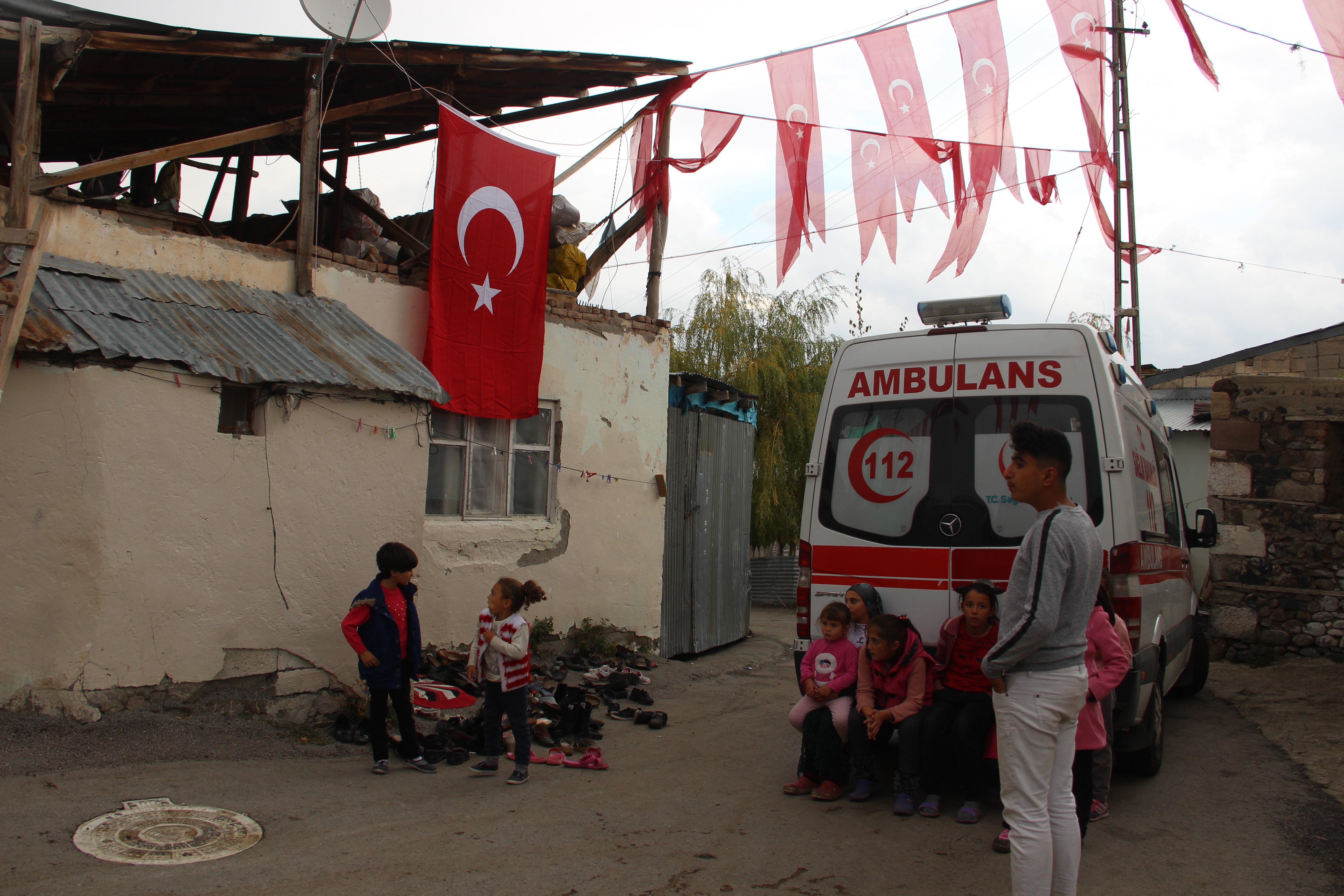 Şehidin Erzurum'daki evi Türk bayraklarıyla donatıldı