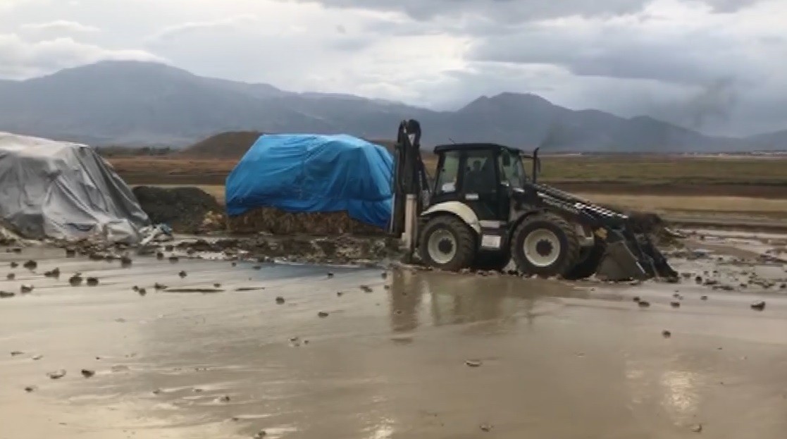 Erzincan'da yağmur yağışı dereleri taşırdı