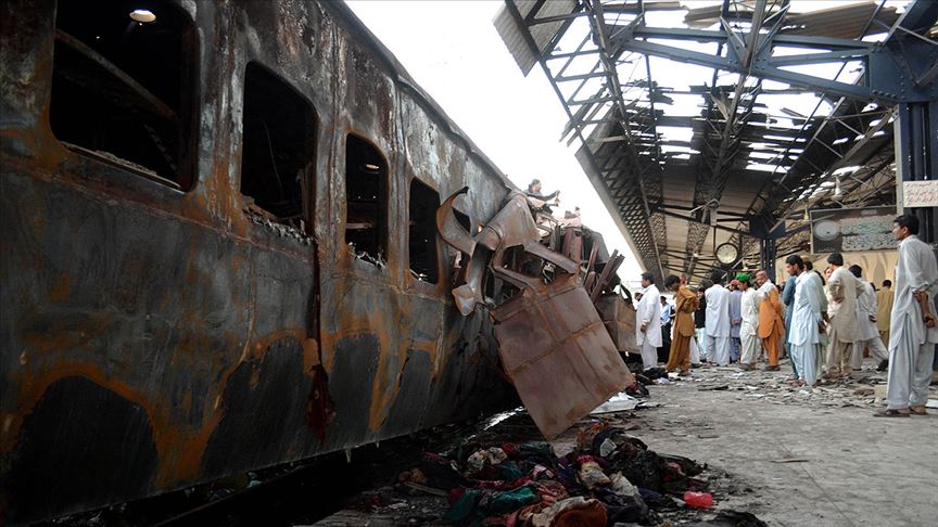 Pakistan'da yolcu treninde yangın! 62 ölü