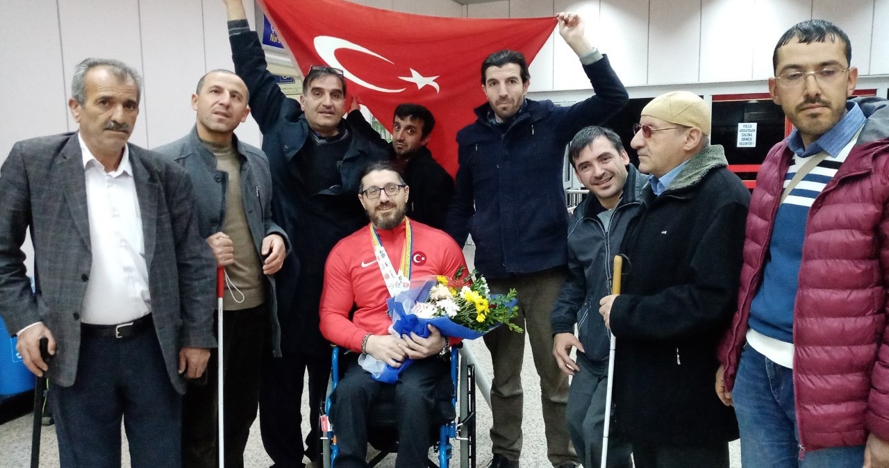 Dünya Şampiyonu havalimanında İstiklal Marşı ile karşılandı