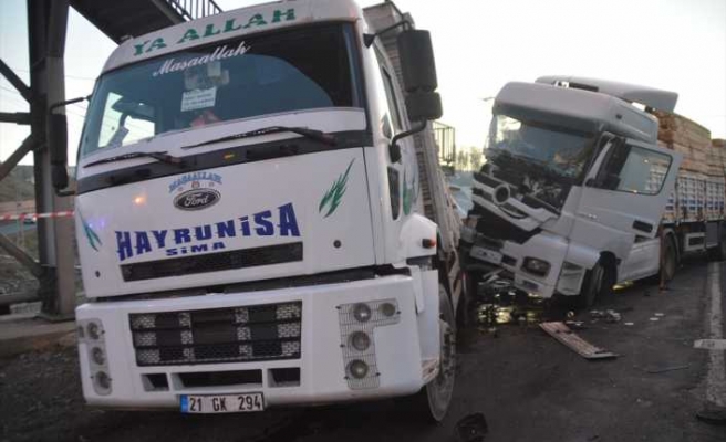 Erzurum-Ağrı kara yolu iki tırın çarpışması sonucu bir süre ulaşıma kapandı