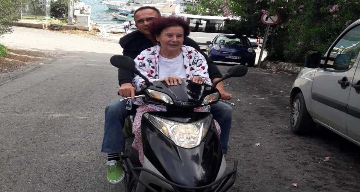 Fatma Girik Bodrum sokaklarında motosiklet turu attı