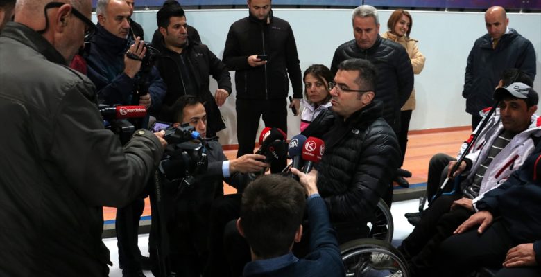 Erzurum Valisi Okay Memiş, tekerlekli sandalyede curling oynadı