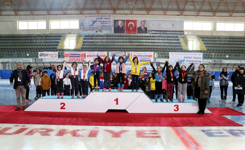 Buz pateninde kısa kulvar yarışlarının ilk etabı Erzurum'da yapıldı