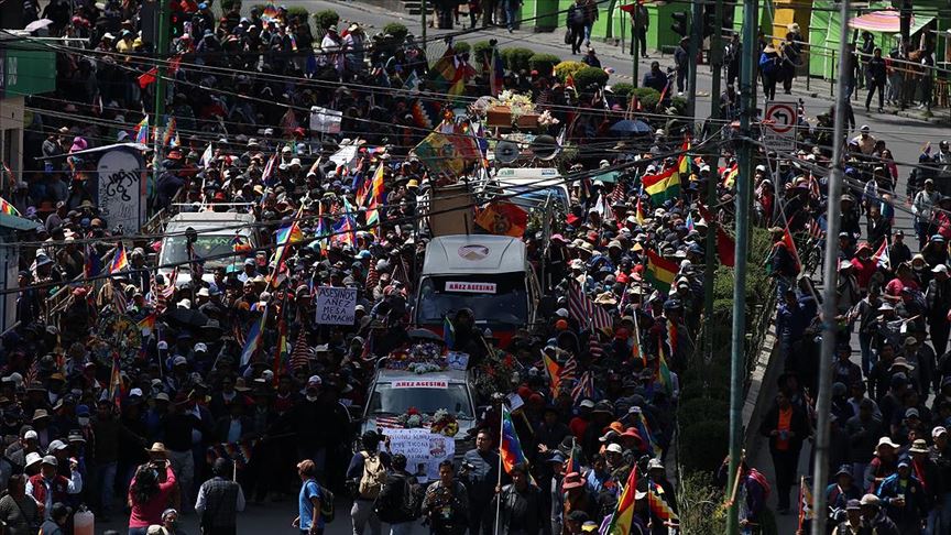 Bolivya'da cenazeleriyle yürümek isteyen protestoculara müdahale