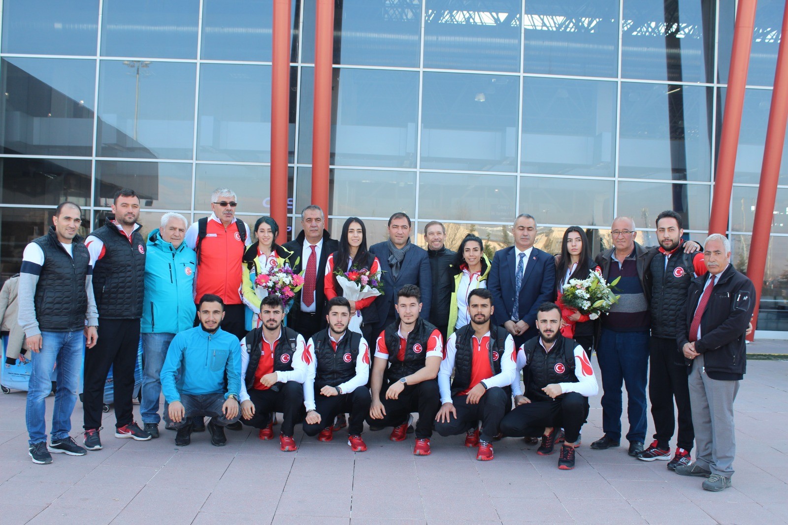 Curling Milli Takımı'na davul zurnalı karşılama