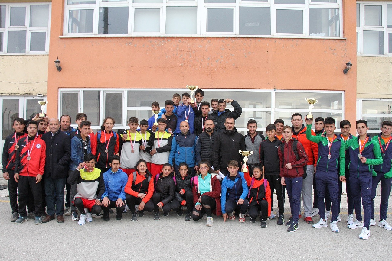 Krosta şampiyon Spor Lisesi ve Karayazı