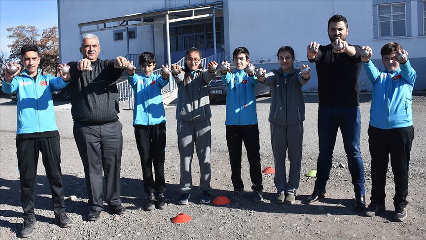 Fedakar öğretmen öğrencilerini sporla okula bağladı