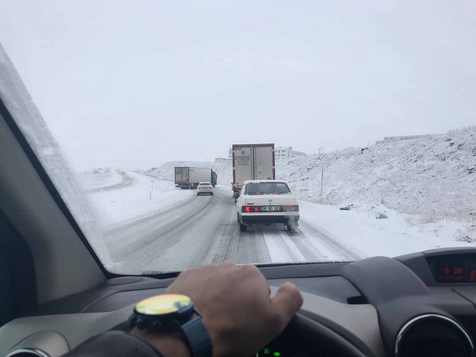 Erzurum’da buzda kayan tır yolu ulaşıma kapattı