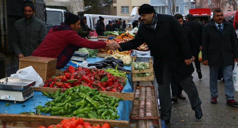 Başkan Orhan semt pazarında