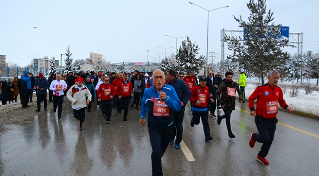 Erzurumlu yaşlılar, kar altında engelliler için koştu