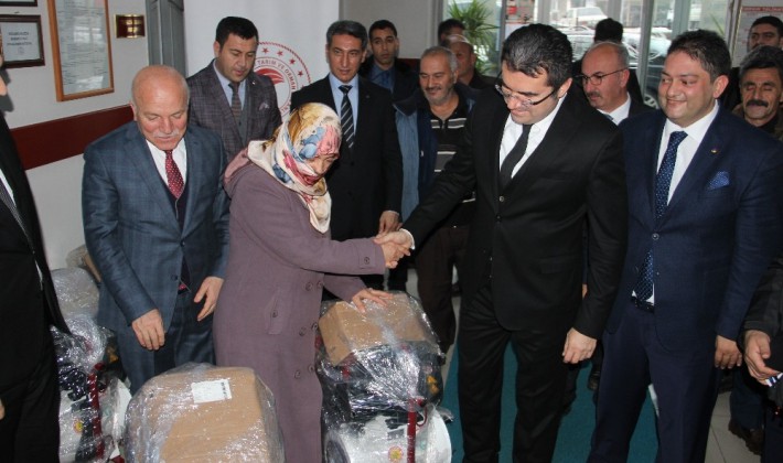 Erzurum'da 20 çiftçiye süt sağım makinesi dağıtıldı