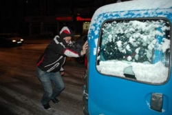 Erzurum'da kar hayatı dondurdu