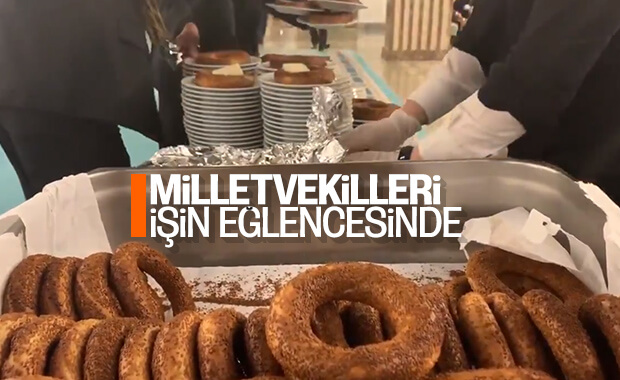 AK Partili vekiller Meclis'te simit ve boyoz dağıttı