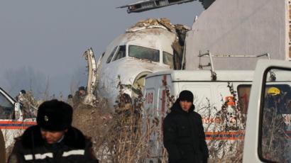 Kazakistan'da içinde 100 kişinin bulunduğu yolcu uçağı düştü