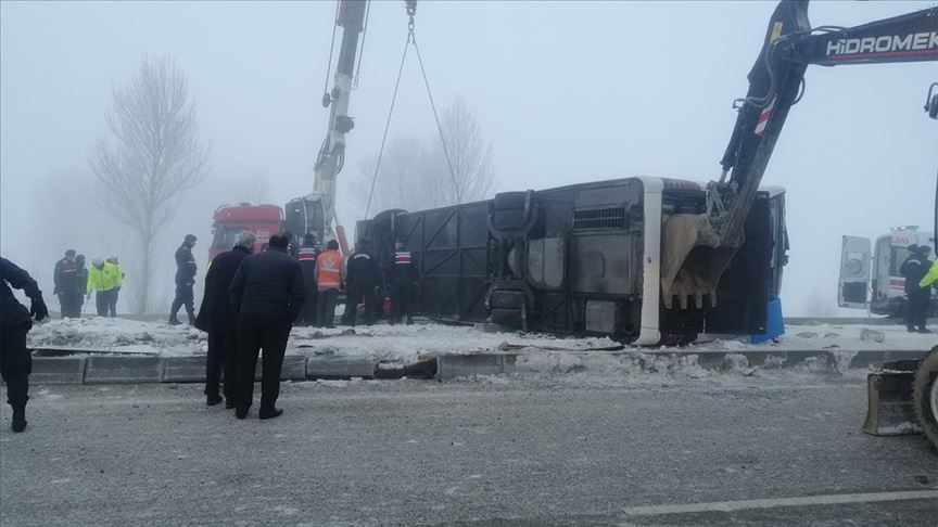 Isparta'da yolcu otobüsü devrildi: 29 yaralı