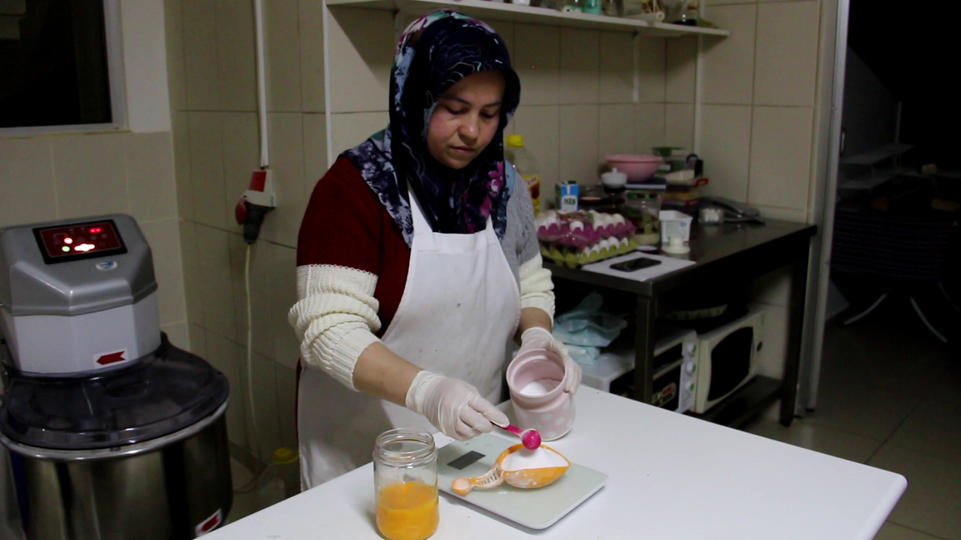 İki çölyaklı çocuğu için glutensiz pastane açtı