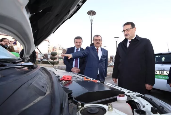 Bakan Dönmez, hidrojen yakıtlı otomobili test etti! 150 kilometre fazla gidecek