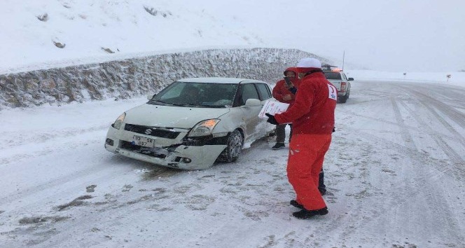 Yolda kalan sürücülerin yardımına Kızılay ekipleri yetişti