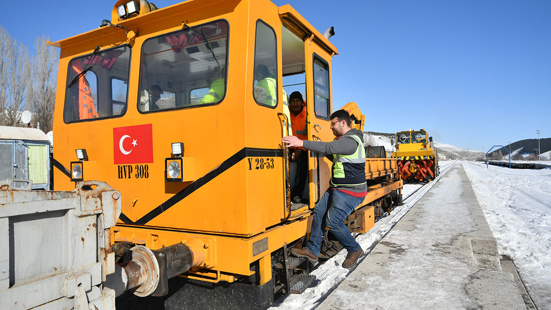 Tren yolunun "kar kaplanı" 33 yıldır raylarda