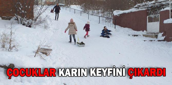 Çocuklar poşetle kayarak karın ve tatilin keyfini çıkardı