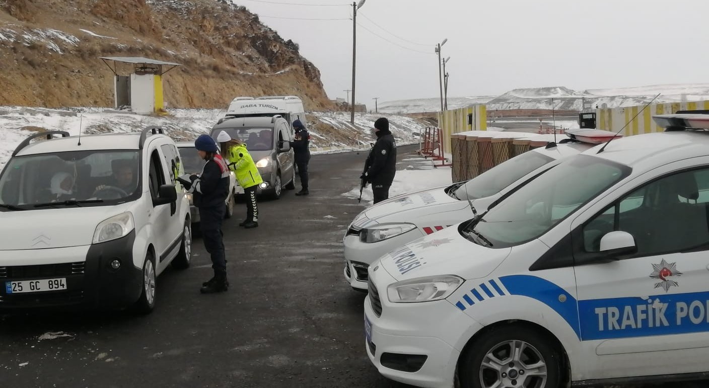 Köprüköy’de Jandarma ve Polis ortak trafik uygulaması yaptı