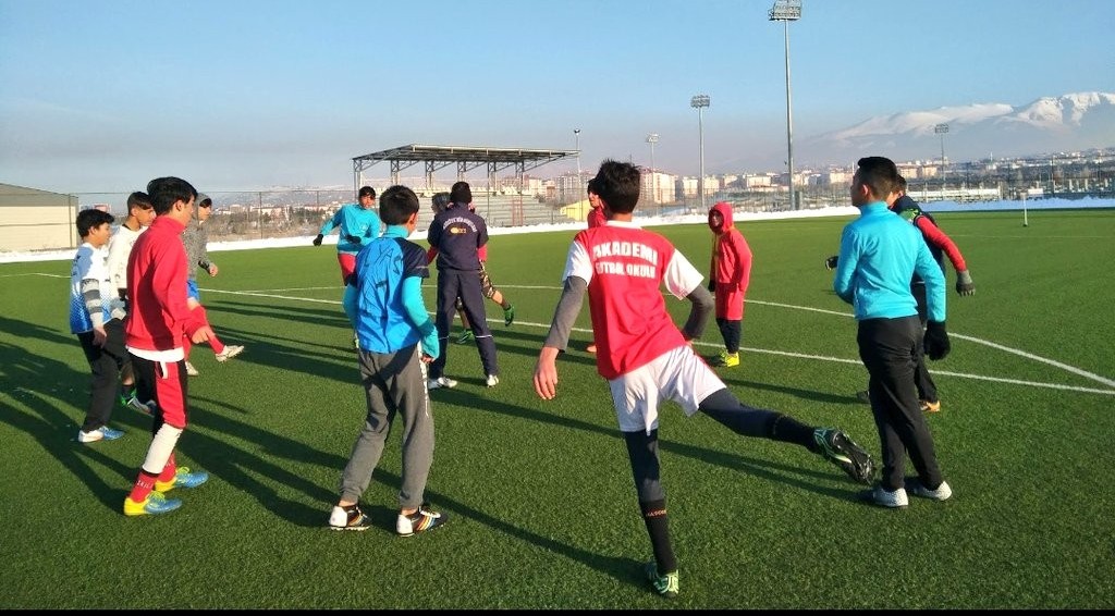 Aziziye Gençlik Merkezi Afganlı çocuklara kucak açtı