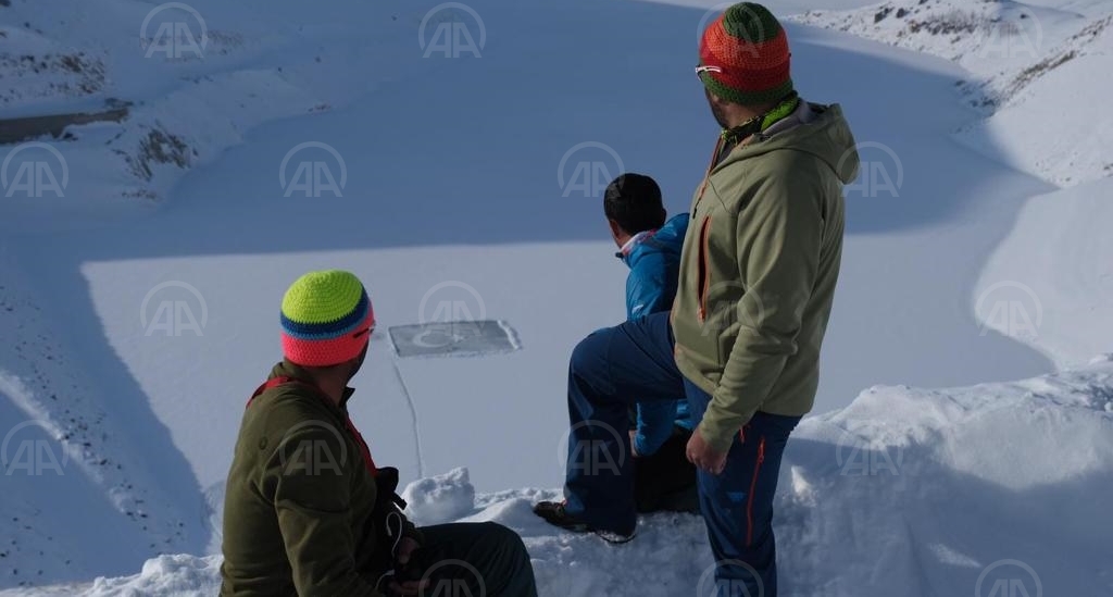 Donan göl üzerinde kardan 600 metrekarelik bayrak yaptılar