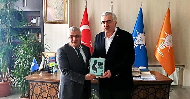 Dölekli, Ak Parti İl Başkanı Öz'e "Bir Pasin Kitabı"nı hediye etti