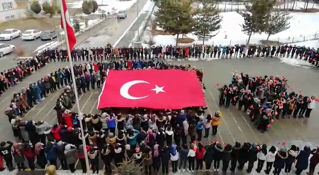 Kız öğrenciler İdlib şehitlerini komando marşı ile andı